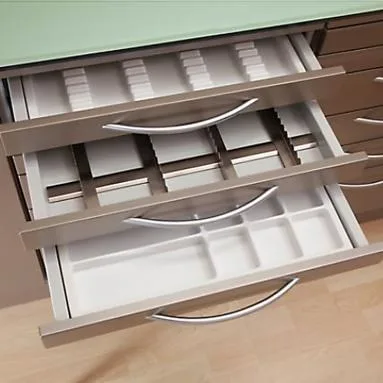 Mehrere Schubladen mit Einsätzen und Bügelgriffen