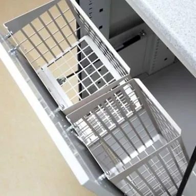 Ausgezogener Drahtkorb in einem Unterschrank