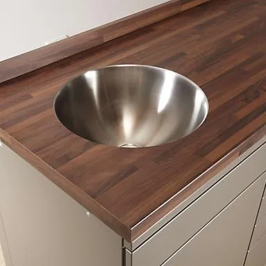 Edelstahlbecken in einer Arbeitsplatte mit Holzdekor