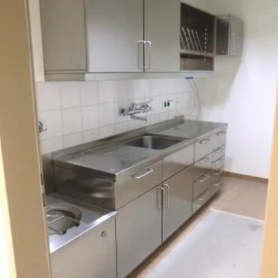 Edelstahlzeile mit Becken und Wandregal