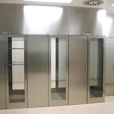 Edelstahl-Glasschränke in einem Klinikraum