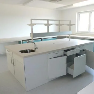 Laborinsel mit ausgezogener Schublade und Becken